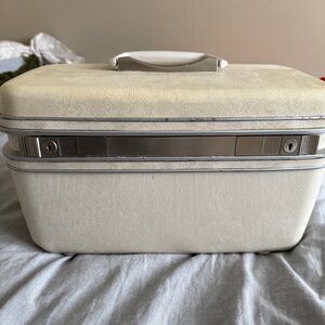 Vintage Samsonite Silhouette Train Case Cream Color w/Keys (8.5"H x 14.5"L x7"W)